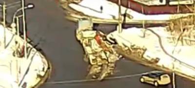 Тягач с прицепом потерял груз на повороте в Петрозаводске (ВИДЕО) - stolicaonego.ru - Петрозаводск - республика Карелия