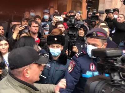 Никол Пашинян - Армен Саркисян - Оник Гаспарян - В Ереван на фоне противостояния Пашиняна с начальником Генштаба ввели войска (видео) - rosbalt.ru - Ереван