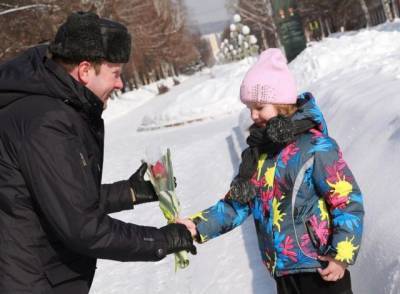 Сергей Цивилев - Заместители мэра Кемерова дарили цветы женщинам на улице - gazeta.a42.ru - Кемеров