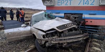 В Донецкой области на переезде поезд столкнулся с автомобилем, деблокировать пассажиров помогали военные - ТЕЛЕГРАФ - telegraf.com.ua - Славянск - район Покровский - Донецкая обл.