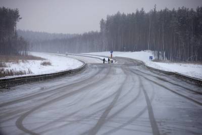 На ЕКАДе грузовик врезался в легковушку. Погибла девушка - nakanune.ru - Свердловская обл.