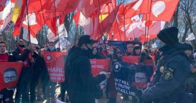 Владимир Зеленский - Виктор Медведчук - В Киеве журналисты "каналов Медведчука" и люди Шария протестуют под Мариинским дворцом, где Зеленский встречается с главой ЕС (ФОТО) - dsnews.ua - Киев