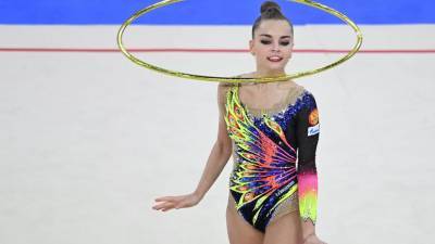 Арина Аверина - Дина Аверина - Лала Крамаренко - Гимнастка Арина Аверина победила на чемпионате России в упражнениях с обручем и мячом - russian.rt.com