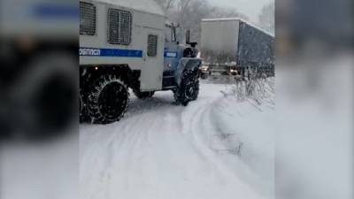 Кузбасские полицейские пришли на помощь дальнобойщику, который заблудился и застрял в сугробе - gazeta.a42.ru - Кемеровская обл. - Казань