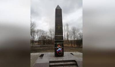 Недавно установленный памятник воинской славы в Миллерово "отремонтировали" скотчем - newizv.ru