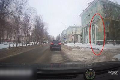В Северодвинске возбудили дело по факту падения снега с крыши на девочку - arh.mk.ru - Северодвинск