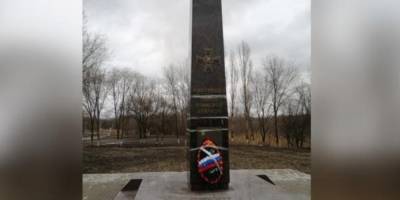В Ростовской области памятник воинской доблести отремонтировали скотчем - ruposters.ru - Ростовская обл.