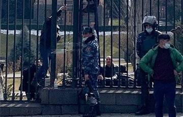 Никол Пашинян - В парке парламента Армении заварили ворота перед оппозиционным митингом - charter97.org - Ереван
