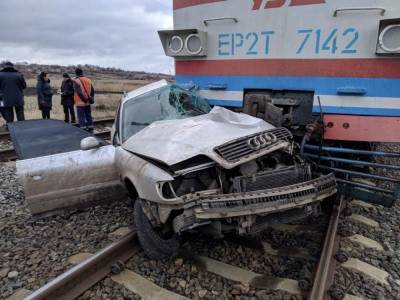 На Донбассе столкнулись пассажирский поезд и авто: Водитель погиб - news.bigmir.net - Славянск - Донбасс - Донецкая обл.