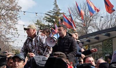 Оппозиция собралась у здания парламента в Ереване в ожидании выступления Пашиняна - newizv.ru - Азербайджан - Ереван