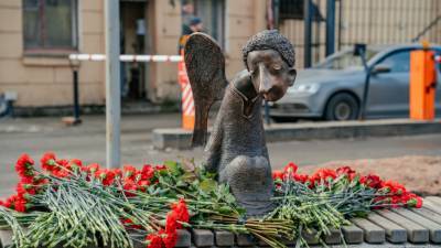 Роман Шустров - В Петербурге открыли мемориал в память об умерших от COVID-19 медиках - mir24.tv - Санкт-Петербург