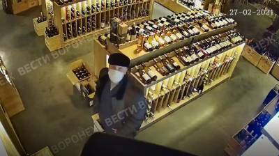 Появилось видео похищения вина за полмиллиона рублей из воронежской винотеки - vestivrn.ru - Воронеж