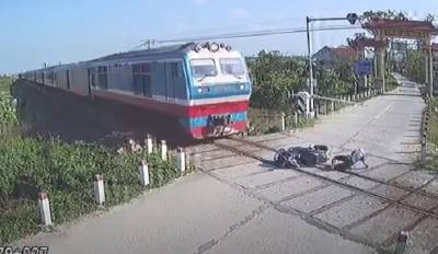 Упавший на рельсы мотоциклист чудом не попал под поезд - mirnov.ru - Хошимин