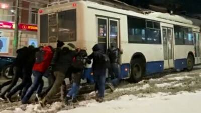 В Кирове пешеходы выталкивали застрявший на подъеме троллейбус - vesti.ru
