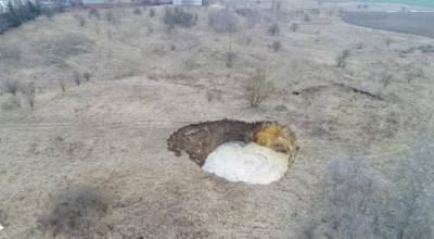 В польской деревне внезапно обрушилась земля и возникла гигантская воронка - eadaily.com
