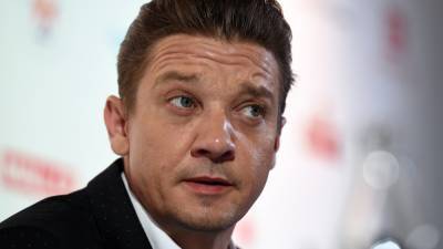 Джереми Реннер - Фанаты Marvel заживо "похоронили" звезду "Мстителей" Джереми Реннера - inforeactor.ru