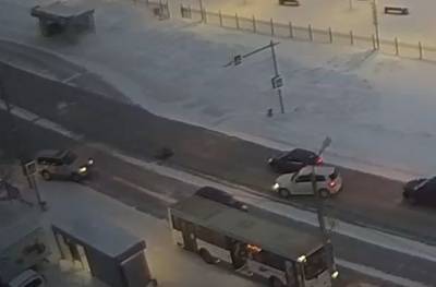 В Новом Уренгое на опасном переходе сбили женщину, перебегавшую дорогу - znak.com - Новый Уренгоя