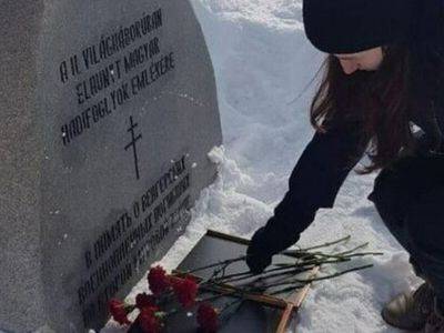 В Орске "Молодая гвардия Единой России" возложила цветы к могиле союзников нацистов - kasparov.ru - Венгрия - Оренбургская обл.
