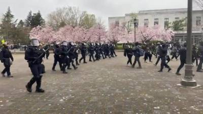 Джордж Флойд - Дерек Шовин - В США начался суд над бывшим полицейским Дереком Шовином - vesti.ru - шт. Миннесота - штат Орегон