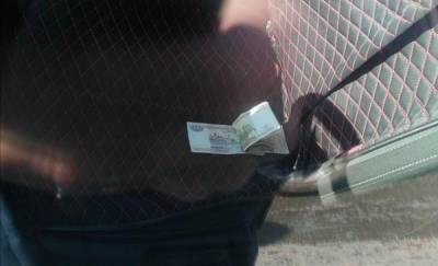 Тюменский водитель, которого остановили за нарушение, бросил в патрульную машину деньги - news.megatyumen.ru - Тюмень - Тюменская обл.