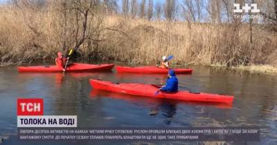 Толока на воде: в Кропивницком активисты чистили реку на лодках - tsn.ua - Новости