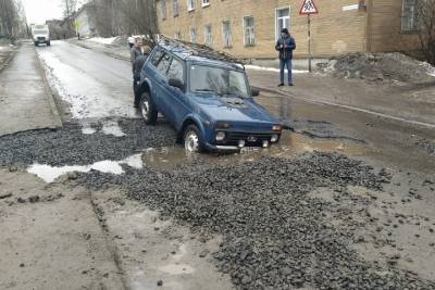 В центре Петрозаводска «Нива» провалилась под асфальт - karel.mk.ru - Петрозаводск - республика Карелия