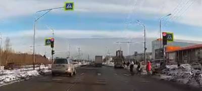 Сотрудники ГИБДД увидели в интернете, как водитель в Петрозаводске нарушил ПДД, и оштрафовали его (ВИДЕО) - stolicaonego.ru - Петрозаводск