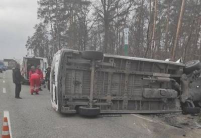 В Киеве произошло ДТП с участием микроавтобуса и легковушки, есть погибшие и пострадавшие (фото) - facenews.ua - Украина - Киев