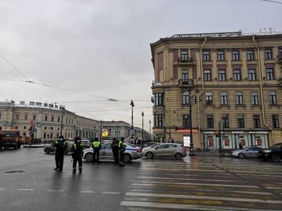 Петербурженку похитили четверо мужчин, запугав ее пистолетом и погонами - znak.com - Санкт-Петербург