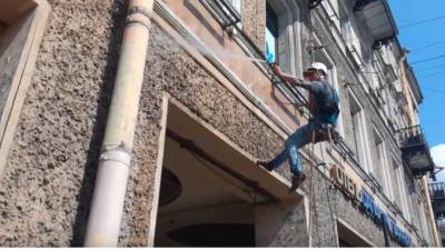В Петербурге в апреле отмоют 5 тысяч фасадов зданий и посадят 6 тысяч деревьев - piter.tv - Санкт-Петербург - Благоустройство