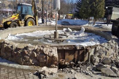 Уходит эпоха: в Новомосковске сносят фонтан - tula.mk.ru - Тула - Новомосковск - Тульская обл.