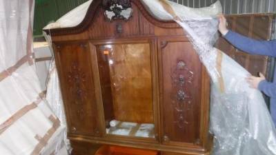 Петербургские таможенники пресекли незаконный ввоз антикварной мебели - piter.tv