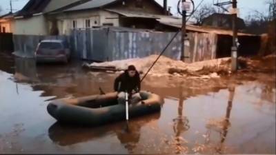 Житель Копейска устроил заплыв на лодке в луже - nakanune.ru - Челябинск - Копейск - район Калининский, Челябинск