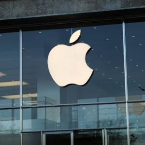 Apple разрешила украинским сервисным центрам официально чинить свою технику - reporter-ua.com - Новости