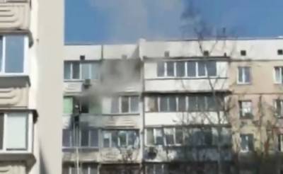 В Киеве загорелась многоэтажка: бабушка оказалась в огненной ловушке на девятом этаже, кадры с места ЧП - politeka.net - Киев