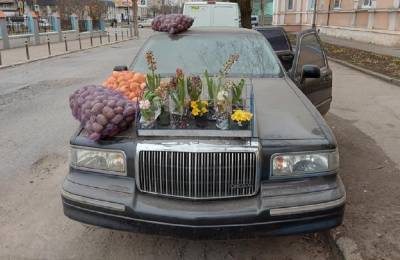 Ford - В Черновцах редкий лимузин Lincoln превратили в прилавок для торговли картошкой: фото - 24tv.ua - Черновцы