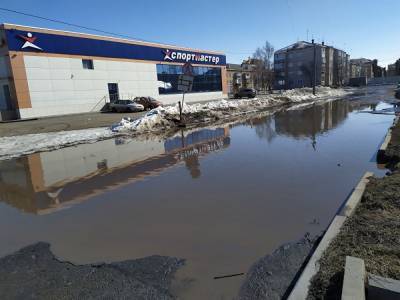 В уральском городе откачали лужу, по которой плавал тиктокер - znak.com - Копейск