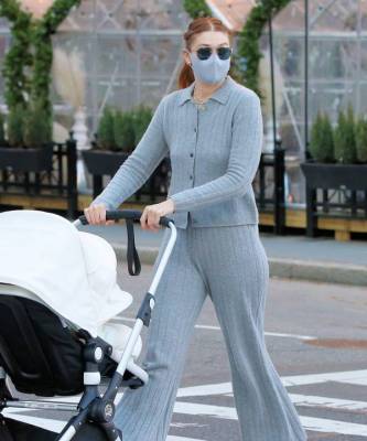 Джиджи Хадид - Самая стильная мама: Джиджи Хадид в трикотажном костюме, в котором удобно гулять с детьми - skuke.net - Нью-Йорк - Нью-Йорк