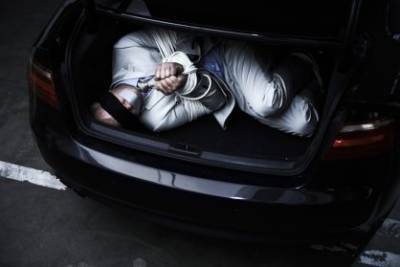 Двое мужчин избили прохожего, запихнули его в багажник автомобиля и отвезли в посёлок Цемзавод - ulpravda.ru - район Сенгилеевский