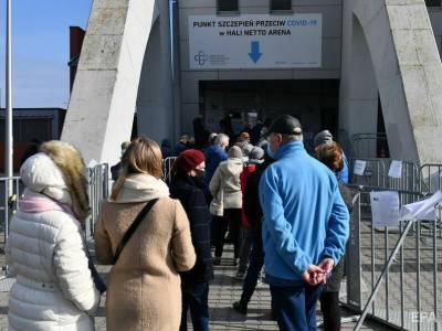 В Польше обе дозы вакцины от коронавируса получили более 2 млн человек - gordonua.com - Польша