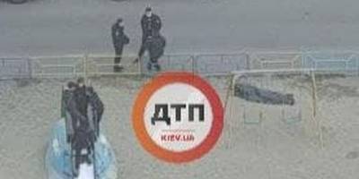 На Мишуги в Киеве рядом с играющими на детской площадке детьми нашли труп - фото - ТЕЛЕГРАФ - telegraf.com.ua - Киев - Одесская обл.