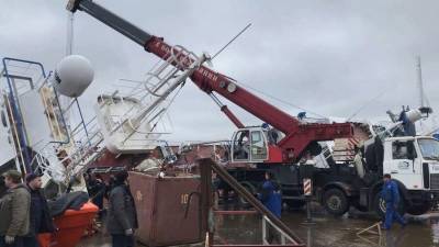 Строящееся на заводе судно опрокинулось в Ленобласти - m24.ru - Ленинградская обл.