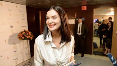 Екатерина Стриженова - Ведущая Стриженова перенесла операцию после перелома руки на съёмках - russian.rt.com