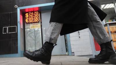 ЦБ понизил курсы евро и доллара на 31 марта - iz.ru