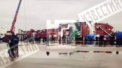 Два человека пострадали на перевернувшемся траулере в Петербурге - iz.ru - Ленинградская обл. - Санкт-Петербург