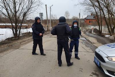 Жители не могут попасть в свои дома из-за устроившего стрельбу мужчины в Мытищах - vm.ru
