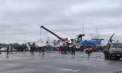 На заводе «Пелла» в Ленобласти рыболовецкое судно перевернулось набок. Есть пострадавшие - og.ru - Ленинградская обл.