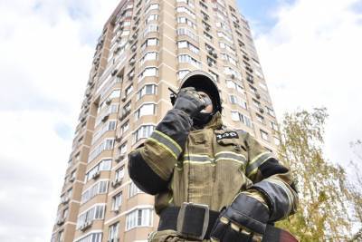 Людей эвакуируют из горящей многоэтажки на севере Москвы - vm.ru - Москва