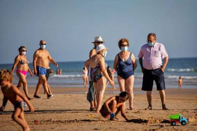 Испанцев обязали отдыхать на пляжах в масках - lenta.ua - Испания