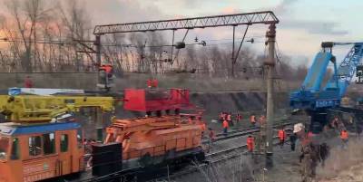 Инцидент с Интерсити возле Славгорода - состав поставили на рельсы, его буксируют с места ЧП, видео - ТЕЛЕГРАФ - telegraf.com.ua - Киев - Запорожье - Днепропетровская обл. - Мариуполь - По